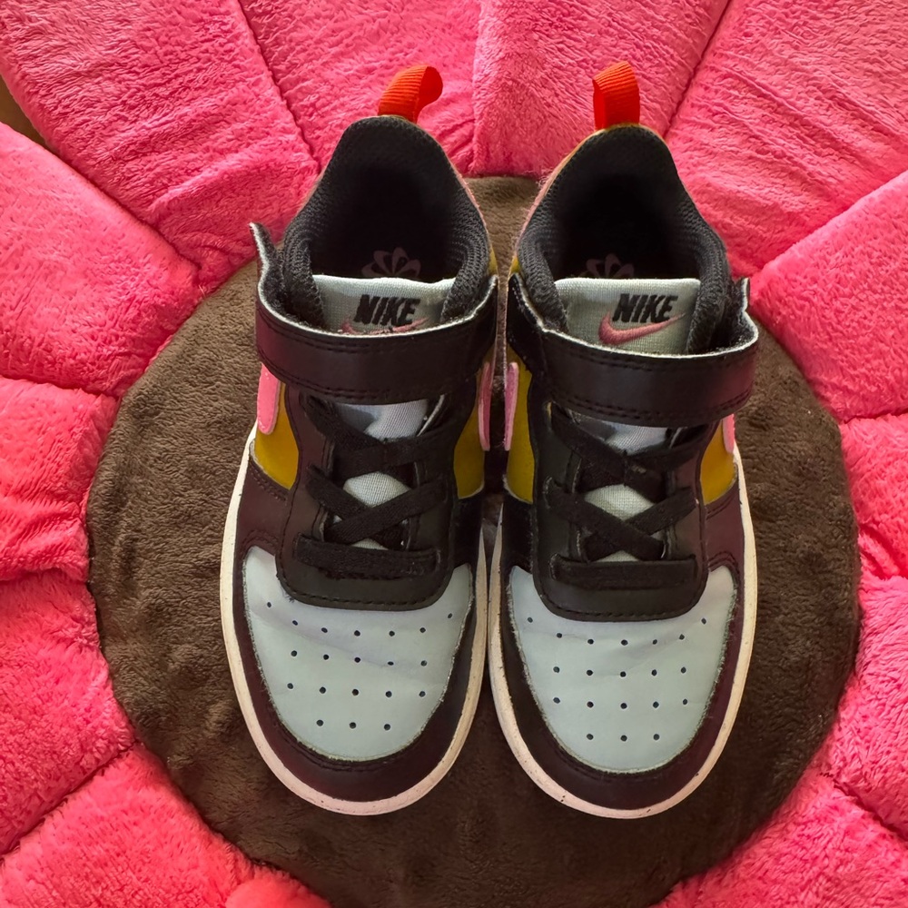 KIDS' NIKE COURT BOROUGH LOW RECRAFT SNEAKERS. Size 9c